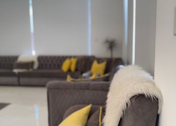 شاليه بمسطح اخضر وجلسة خارجية