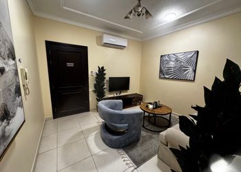 استديو بأثاث مريح وبسيط 
