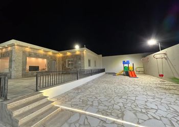 شاليه بجلسة خارجية وملعب بادل