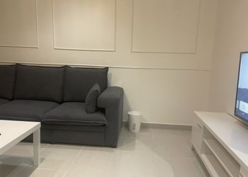 غرفة بأثاث مريح وبسيط 
