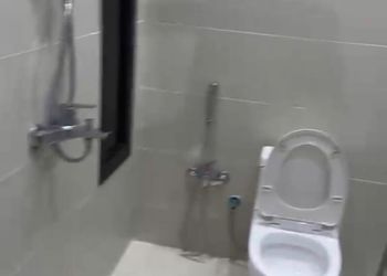 شقة بصالة وثلاث غرف نوم 