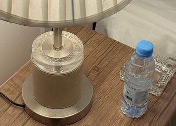 غرفة بأثاث مريح وبسيط 