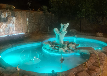 مزرعة بمسطح اخضر وجلسات خارجية 