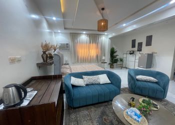 استديو بأثاث مريح وبسيط 