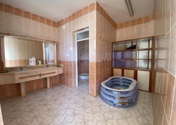 كوخ بتصميم مودرن ومساحات واسعة