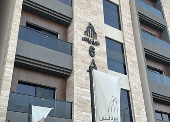شقة بغرفتين نوم ومطبخ