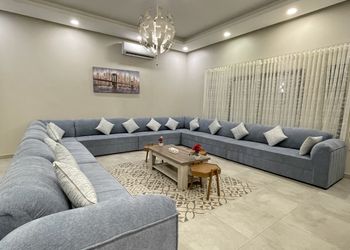 شاليه بمسبح ومسطح اخضر 