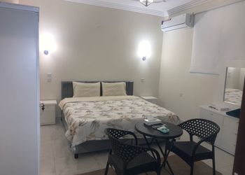 استديو بسرير ماستر وأثاث مريح 