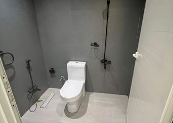 شاليه بصالةتطل على مسبح خارجي