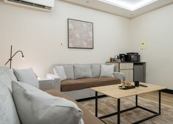 شقة بغرفة معيشة وغرفة نوم 