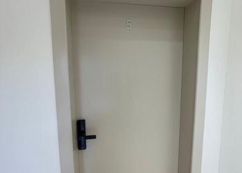 شقة انيقة بغرفتين نوم وصالة 