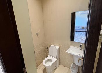 شاليه بمسطح اخضر وجلسة خارجية 