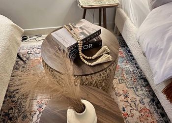 استديو بأثاث مريح وبسيط 