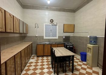 شقة بصالة جلوس وغرفتين نوم 