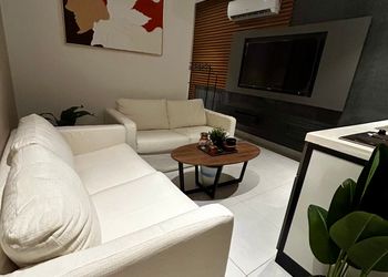 استديو بأثاث مريح وبسيط 