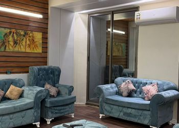 شاليه بمسطح اخضر وجلسة خارجية