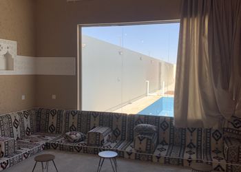 استراحة بصالة جلوس ومسبح خارجي