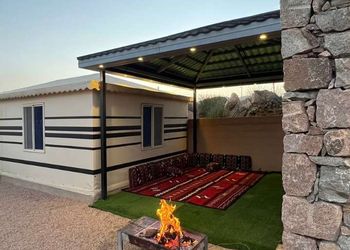 استراحة بمجلس واسع وفناء خارجي