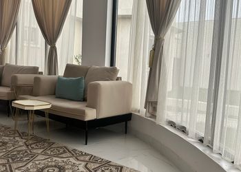 شاليه بجلسة خارجية ومسطح اخضر