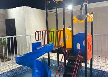 شاليه بمسبح خارجي وألعاب مائية
