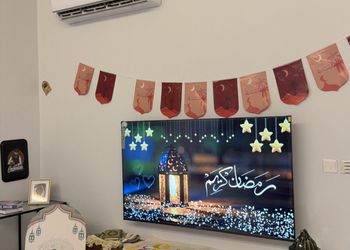 شقة بتصميم أنيق وصالة مريحة 