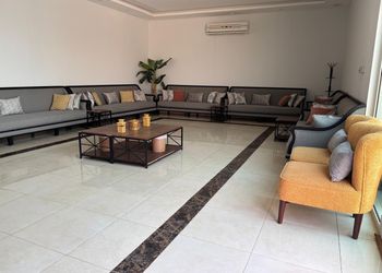 شاليه بمسطح اخضر ومسبح
