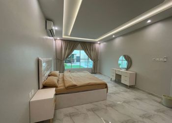 شاليه بجلسة تطل على مسبح خارجي 