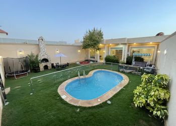 شاليه بمسطح اخضر وجلسة خارجية 