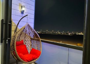 شقة بصالة أنيقة وثلاث غرف نوم