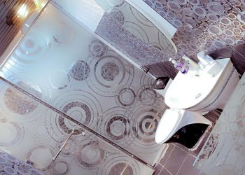 شاليه بمسبح خارجي ومسطح اخضر