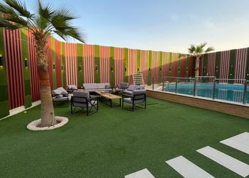 شاليه بجلسة تطل على مسبح خارجي 