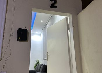 شقة بأثاث مريح وبسيط 