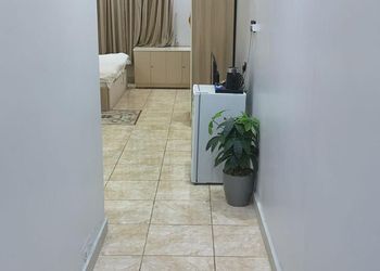 استديو بأثاث مريح وبسيط 