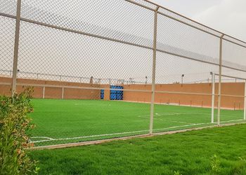 استراحة بألعاب أطفال وملعب كرة قدم