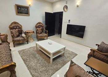 شقة بمجالس وغرفتين نوم 