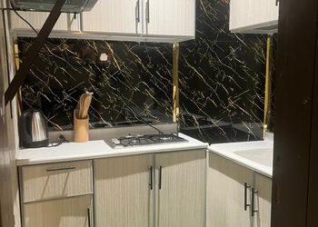 استديو بأثاث مريح وبسيط 