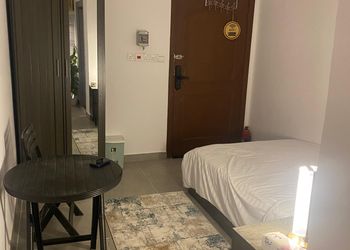 استديو بأثاث مريح وبسيط 