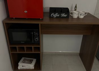 استديو بأثاث مريح وبسيط 