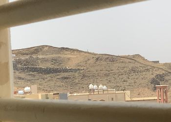 شقة بغرفة معيشة وغرفتين نوم 