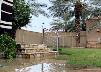 استراحة بقسمين ومسطحات خضراء 