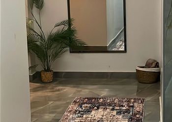 استديو بأثاث مريح وبسيط