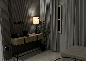 شقة بغرفة سينما و بأثاث مودرن
