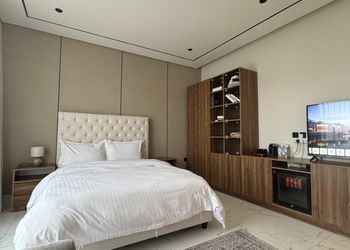 استديو بأثاث مريح وبسيط 
