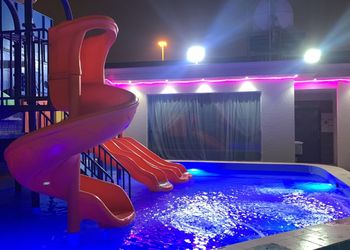شاليه بمسبح العاب مائية 
