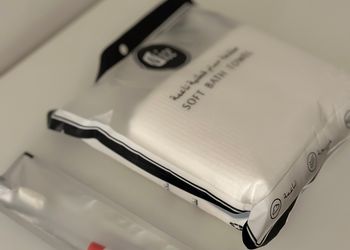 غرفة بأثاث مريح وبسيط 