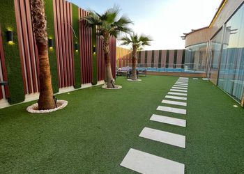 شاليه بجلسة تطل على مسبح خارجي 