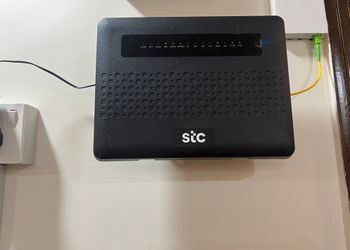 شقة بصالة وثلاث غرف نوم 