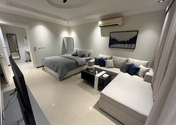 استديو بسرير ماستر وأثاث مريح 