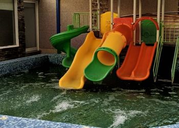 شالية بمجالس ومسبح العاب مائية 