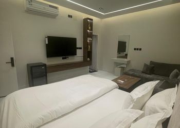 استديو بسرير ماستر وجلسة جانبية